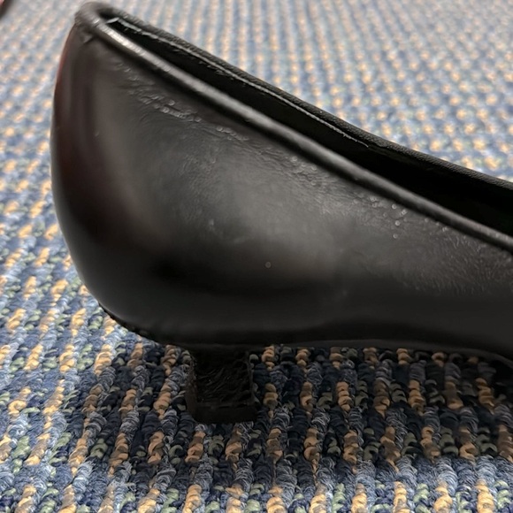 Mezzo by Vaneli leather cap toe pumps with kitten heels. Size 7.5 M. EUC - Picture 4 of 7